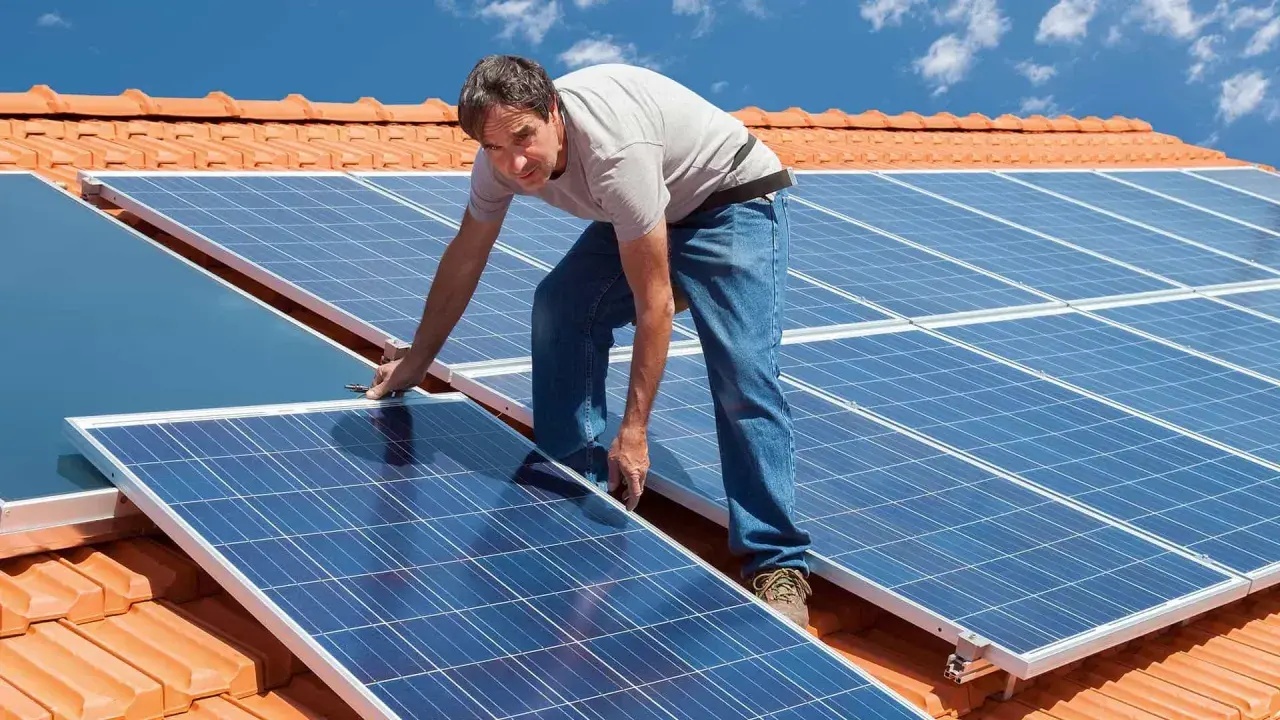 Montaż paneli fotowoltaicznych na dachu. W ten sposób działa fotowoltaika, zamieniając słońce w energię.