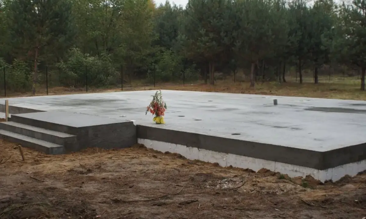 Solidne fundamenty pod dom 70m2, płyta betonowa z schodami, gotowa na budowę.