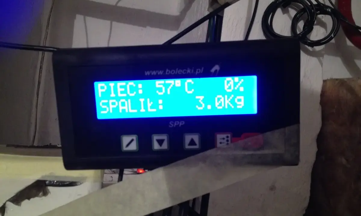 Wyświetlacz sterownika pieca na ekogroszek: PIEC: 57°C, SPALILIŁ: 3.0Kg. Automatyczne rozpalanie pieca na ekogroszek działa sprawnie.