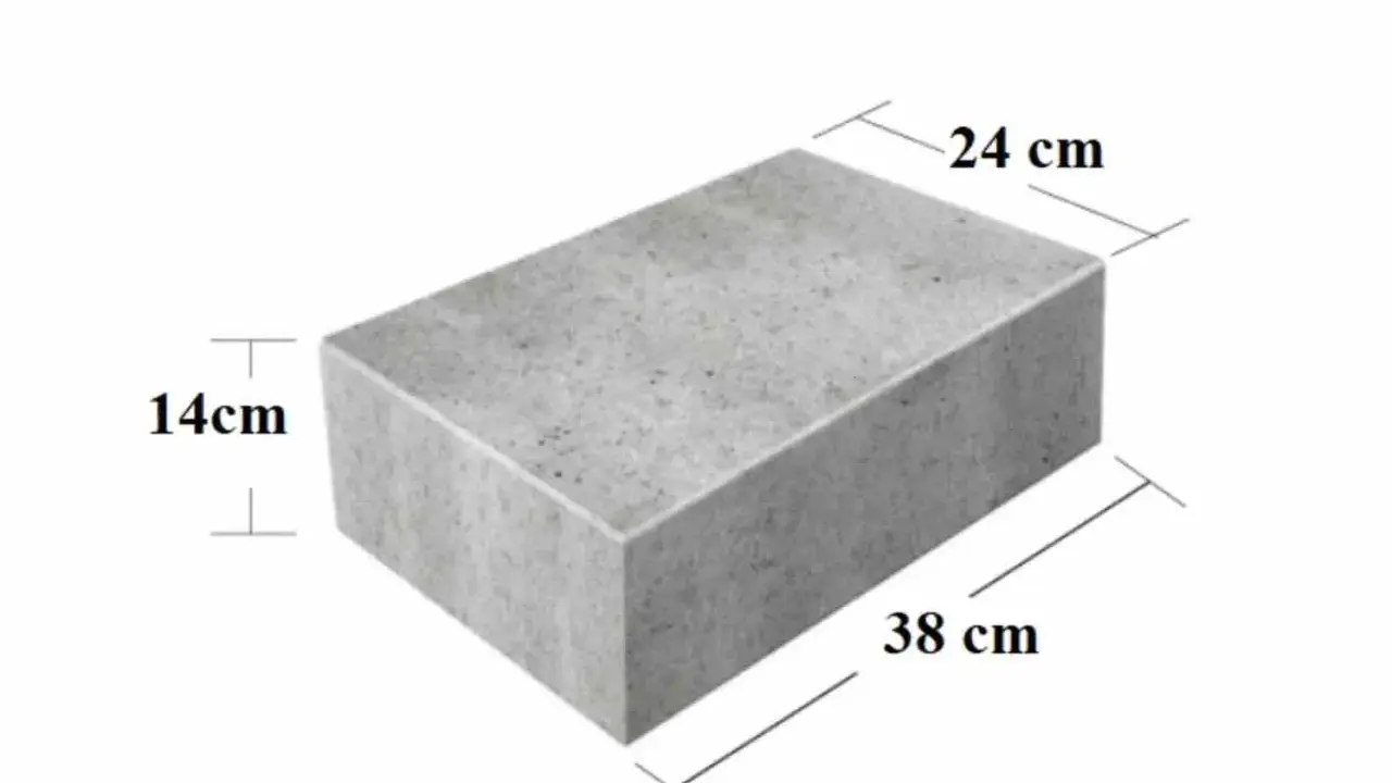 Szary bloczek fundamentowy z wymiarami 38x24x14 cm.