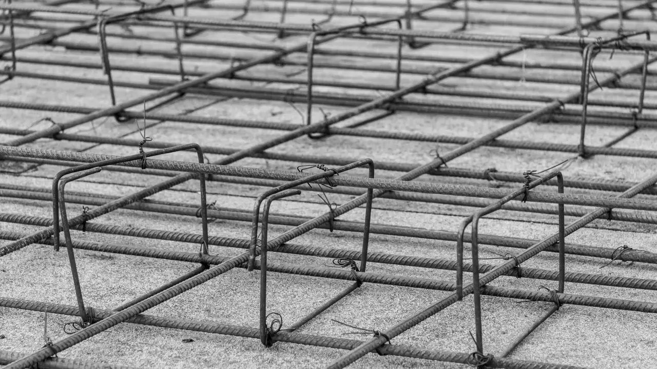 Siatka zbrojeniowa do płyty fundamentowej, gotowa do zalania betonem.