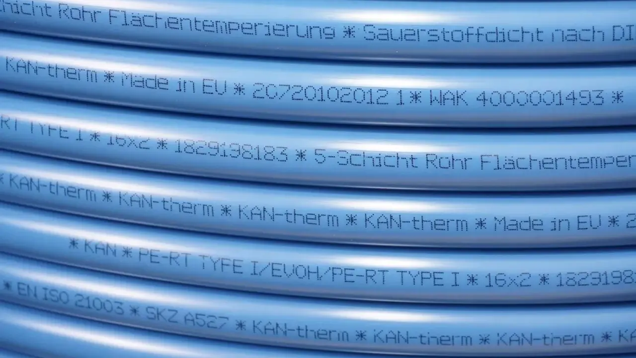 Niebieska rura KAN-therm, idealna do ogrzewania podłogowego, z oznaczeniami Made in EU i normami.
