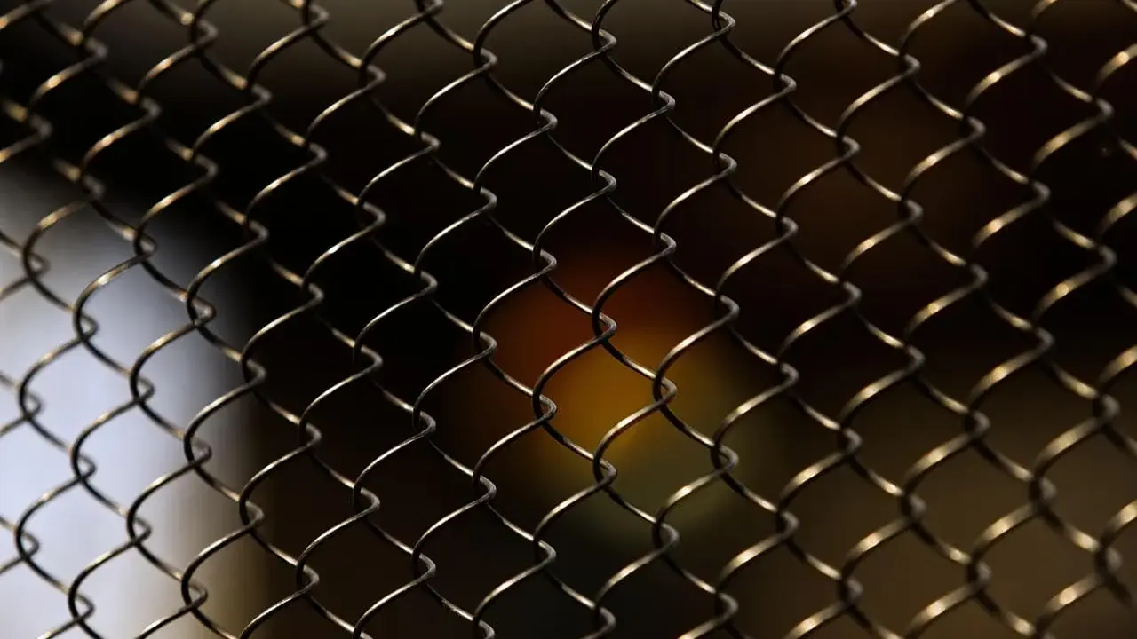 Metalowa siatka, symbol sporu o płot sąsiada na mojej działce zasiedzenie.