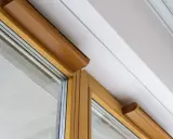 Drewniane okna z wywietrznikami zapewniają świeże powietrze.