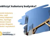 Budowa betonowego szkieletu budynku z widocznym drewnianym wspornikiem pod błękitnym niebem.