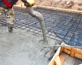 Wylewanie betonu na zbrojenie fundamentów. Właściwy beton na fundament to klucz do trwałej budowy.