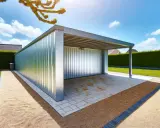 Nowoczesny, blaszany garaż o powierzchni 100m2, otoczony zadbanym ogrodem i żywopłotem. Idealny projekt na działkę.