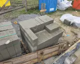 Rozpoczęto murowanie z bloczków betonowych. Układane są pierwsze warstwy, tworząc zarys przyszłej konstrukcji.