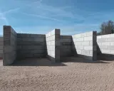 Budowa trwa. Solidny mur z bloczków betonowych tworzy zarys przyszłego obiektu.
