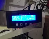 Wyświetlacz sterownika pieca na ekogroszek: PIEC: 57°C, SPALILIŁ: 3.0Kg. Automatyczne rozpalanie pieca na ekogroszek działa sprawnie.