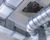System wentylacji w garażu: błyszczące, metalowe kanały doprowadzające świeże powietrze i odprowadzające spaliny.