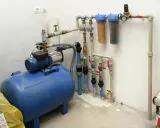System hydroforowy z pompą i zbiornikiem, filtry wody. Idealny, jaki hydrofor do domu, by zapewnić stały dostęp do wody.
