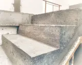 Surowe schody z bloczków betonowych, czekające na wykończenie. Solidna konstrukcja, która posłuży latami.