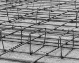 Siatka zbrojeniowa do płyty fundamentowej, gotowa do zalania betonem.
