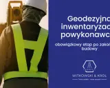 Geodezyjna inwentaryzacja powykonawcza to obowiązkowy etap po zakończeniu budowy. Geodeta z tachimetrem.