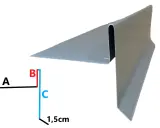 Metalowy profil, element opierzenia bocznego dachu, z zaznaczonymi wymiarami 1,5 cm.