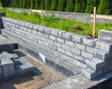 Budowa fundamentów: układanie bloczków betonowych, przygotowanie do wylania betonu. Jak obliczyć beton na ławy fundamentowe?