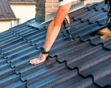 Dachówka ceramiczna, montaż z użyciem wkrętarki. Prawidłowe uszczelnienie dachu to klucz do jego trwałości.