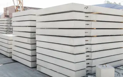 Stos prefabrykatów betonowych, gotowych do budowy domu z prefabrykatów betonowych.