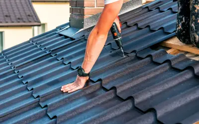 Dachówka ceramiczna, montaż z użyciem wkrętarki. Prawidłowe uszczelnienie dachu to klucz do jego trwałości.
