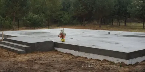 Solidne fundamenty pod dom 70m2, płyta betonowa z schodami, gotowa na budowę.