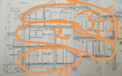 Przekrój poprzeczny budynku z zaznaczonymi elementami konstrukcyjnymi i wymiarami.