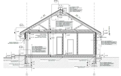 Przekrój przez budynek, szczegółowy projekt techniczny domu z opisem warstw izolacji i konstrukcji.