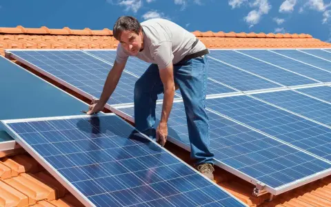 Montaż paneli fotowoltaicznych na dachu. W ten sposób działa fotowoltaika, zamieniając słońce w energię.