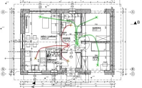 Plan mieszkania z zaznaczonym projektem wentylacji mechanicznej. Zielone linie pokazują nawiew, czerwone wywiew.