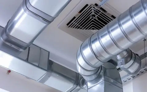 System wentylacji w garażu: błyszczące, metalowe kanały doprowadzające świeże powietrze i odprowadzające spaliny.