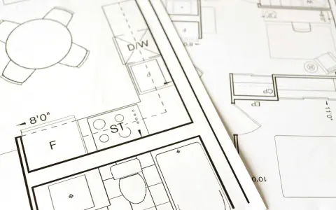 Plany architektoniczne z kuchnią, łazienką i stołem. Kluczowe etapy: warunki zabudowy a pozwolenie na budowę.