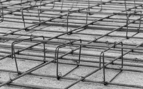 Siatka zbrojeniowa do płyty fundamentowej, gotowa do zalania betonem.