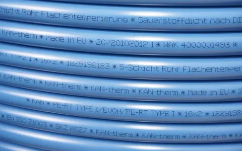 Niebieska rura KAN-therm, idealna do ogrzewania podłogowego, z oznaczeniami Made in EU i normami.