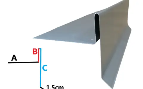 Metalowy profil, element opierzenia bocznego dachu, z zaznaczonymi wymiarami 1,5 cm.