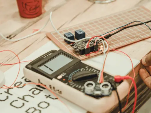 Multimetr i płytka stykowa z modułem przekaźników, gotowe do odbioru instalacji elektrycznej.