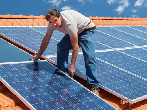 Montaż paneli fotowoltaicznych na dachu. W ten sposób działa fotowoltaika, zamieniając słońce w energię.