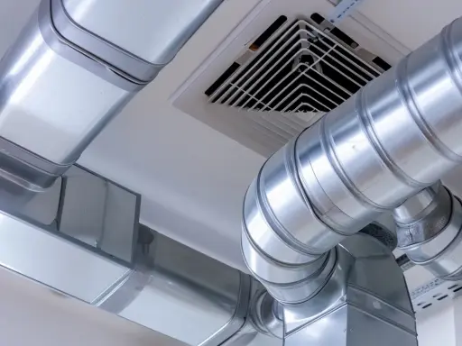 System wentylacji w garażu: błyszczące, metalowe kanały doprowadzające świeże powietrze i odprowadzające spaliny.