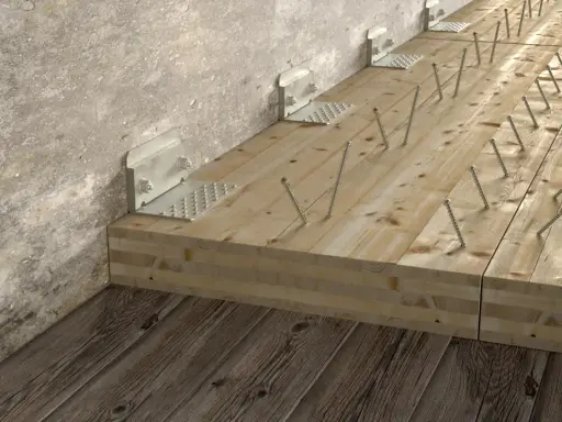 Wzmocnienie stropu od góry: drewniane belki połączone z betonową ścianą metalowymi kątownikami i licznymi wkrętami.