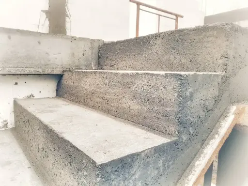 Surowe schody z bloczków betonowych, czekające na wykończenie. Solidna konstrukcja, która posłuży latami.