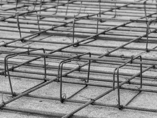Siatka zbrojeniowa do płyty fundamentowej, gotowa do zalania betonem.