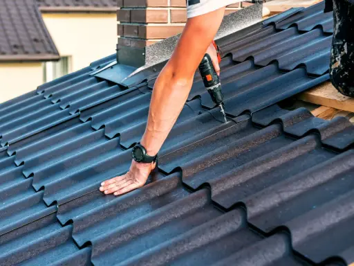 Dachówka ceramiczna, montaż z użyciem wkrętarki. Prawidłowe uszczelnienie dachu to klucz do jego trwałości.