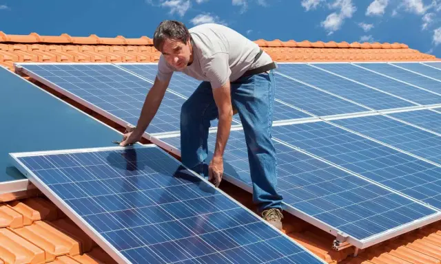 Montaż paneli fotowoltaicznych na dachu. W ten sposób działa fotowoltaika, zamieniając słońce w energię.