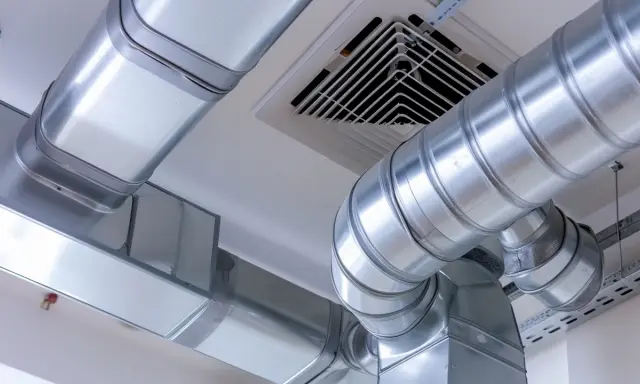 System wentylacji w garażu: błyszczące, metalowe kanały doprowadzające świeże powietrze i odprowadzające spaliny.