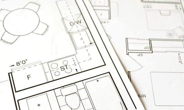 Plany architektoniczne z kuchnią, łazienką i stołem. Kluczowe etapy: warunki zabudowy a pozwolenie na budowę.
