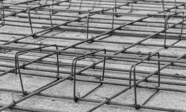 Siatka zbrojeniowa do płyty fundamentowej, gotowa do zalania betonem.