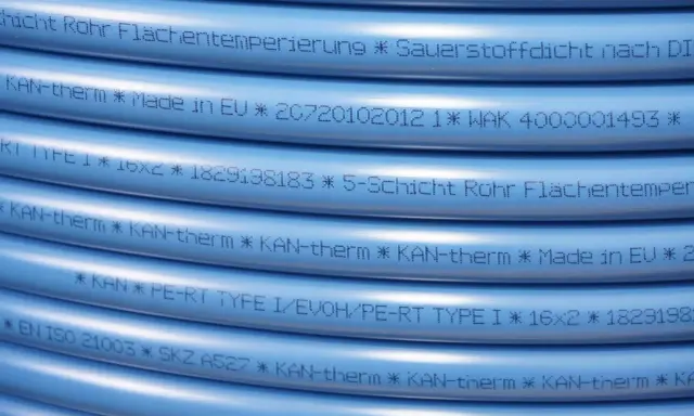 Niebieska rura KAN-therm, idealna do ogrzewania podłogowego, z oznaczeniami Made in EU i normami.