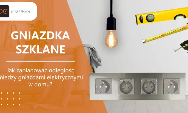 Planowanie wysokości gniazdek od podłogi. Grafika przedstawia nowoczesne gniazdka elektryczne, miarkę i poziomicę.