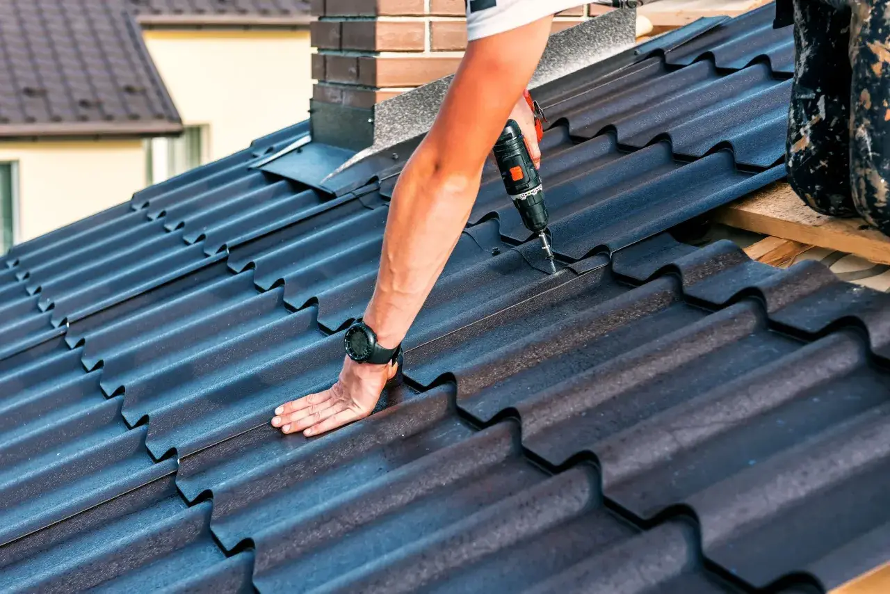 Dachówka ceramiczna, montaż z użyciem wkrętarki. Prawidłowe uszczelnienie dachu to klucz do jego trwałości.