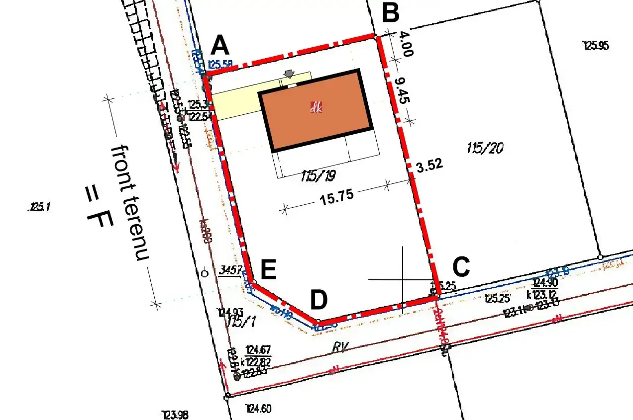 Plan działki z zaznaczonym budynkiem i wymiarami, pomocny przy planowaniu budowy domu krok po kroku.