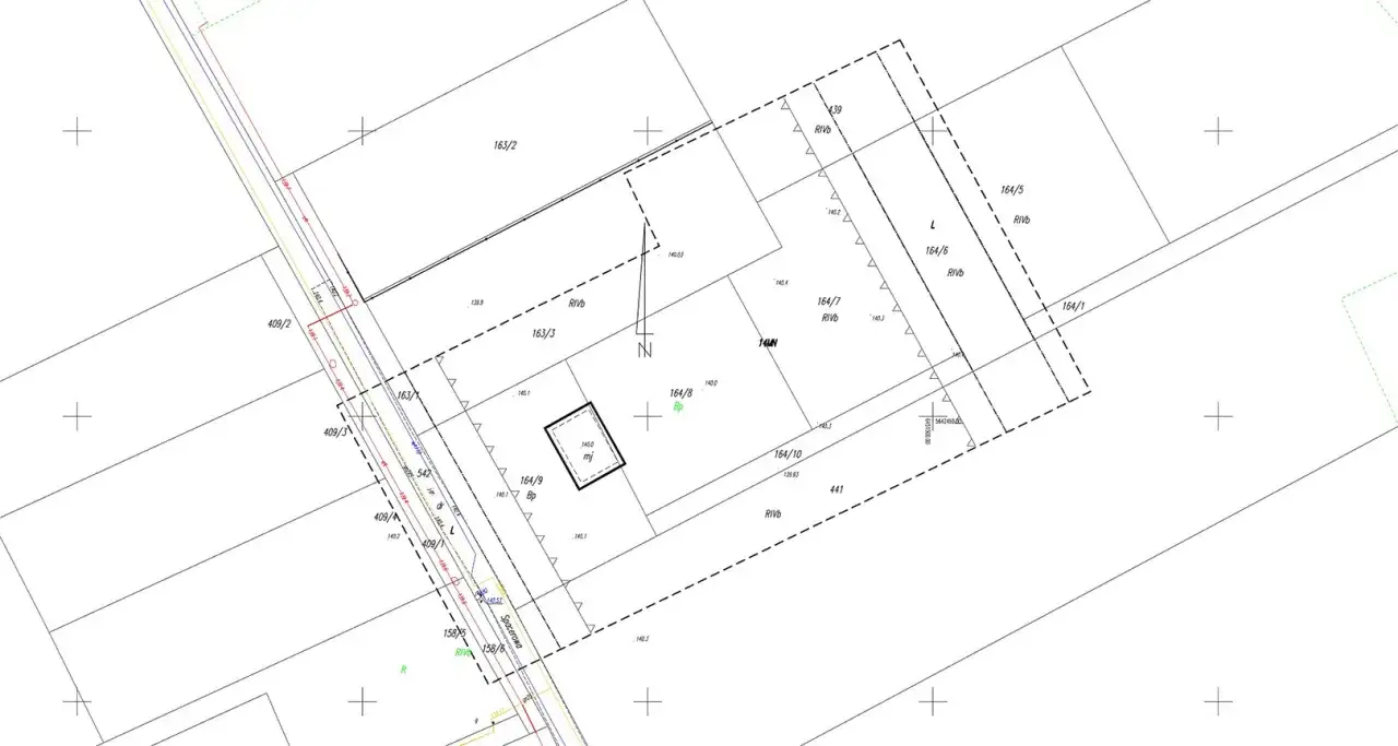Fragment mapy ewidencyjnej z zaznaczonymi działkami, liniami granicznymi i oznaczeniami. Widoczny jest wypis i wyrys działki 164/8 z budynkiem.